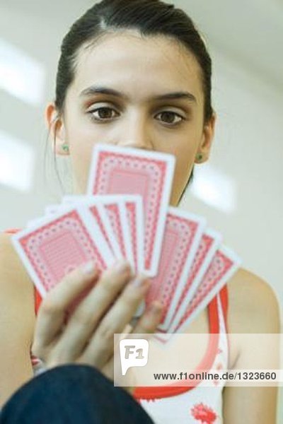 Teenagermädchen hält Karten in der Hand
