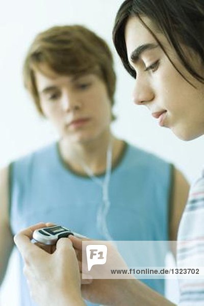 Teenager-Freunde,  die zusammen MP3-Player hören