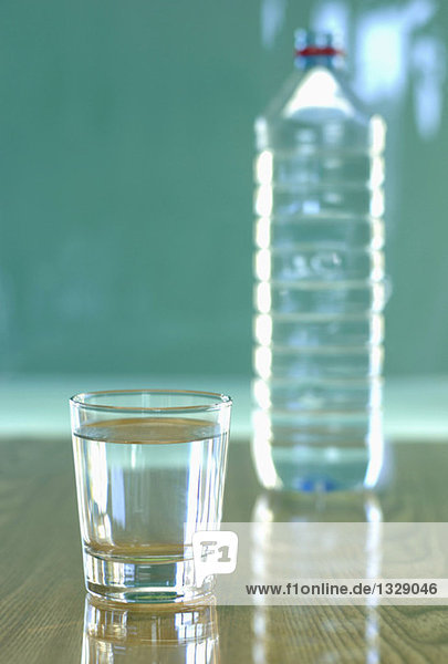 Wasserglas durch Plastikflasche  Nahaufnahme