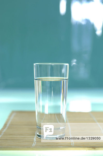 Mit Wasser gefülltes Glas  Nahaufnahme