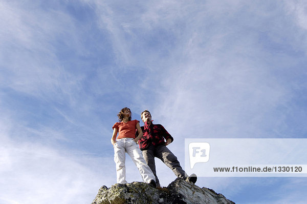 Paar steht auf dem Gipfel