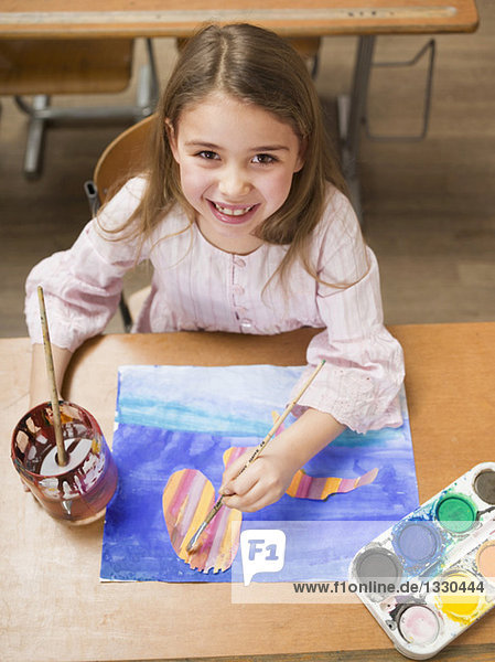 Mädchen (4-7) Malerei  lächelnd  Hochansicht  Portrait