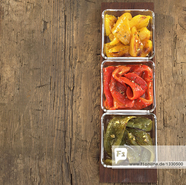 Eingelegter Paprika in Schalen erhöhte Ansicht