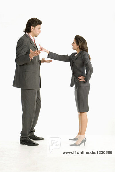Geschäftsmann und Geschäftsfrau diskutieren  Seitenansicht