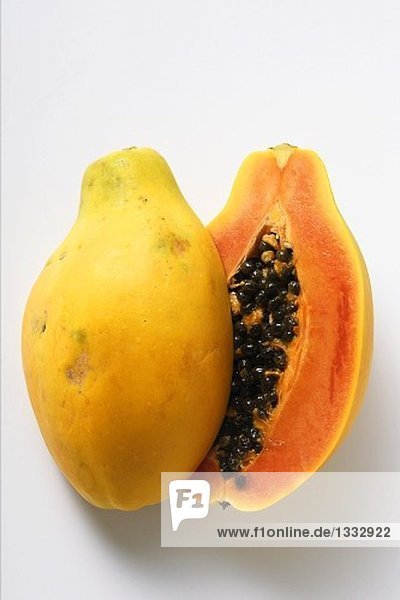 Zwei halbe Papayas