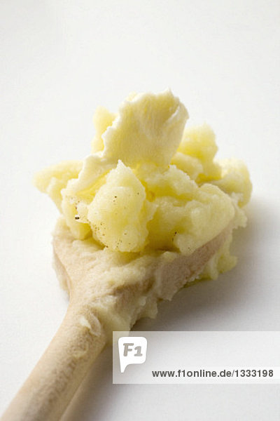 Kartoffelpüree mit Butter auf Kochlöffel