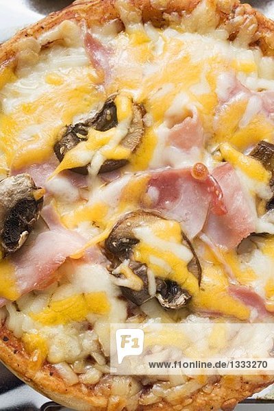 Minipizza mit Schinken  Champignons und Käse