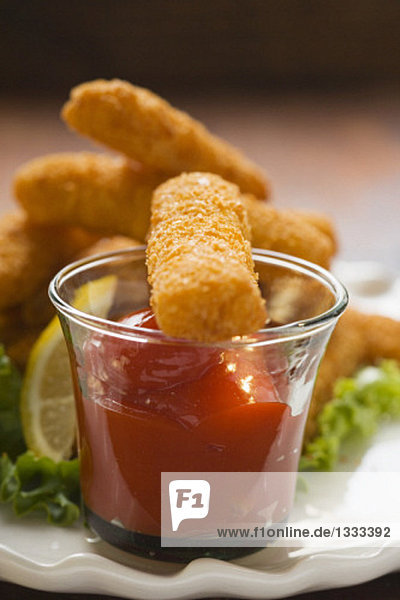 Fischstäbchen mit Ketchup