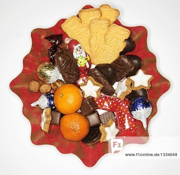 Plätzchenteller mit Weihnachtsgebäck und Mandarinen (2)