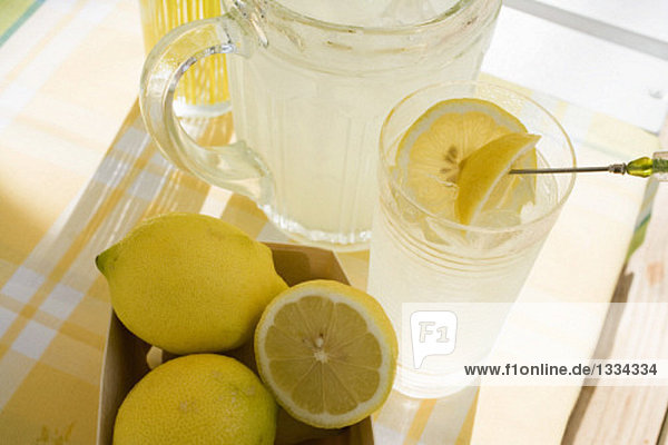 Zitronenlimonade & frische Zitronen