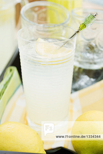 Ein Glas Zitronenlimonade & Zitronen