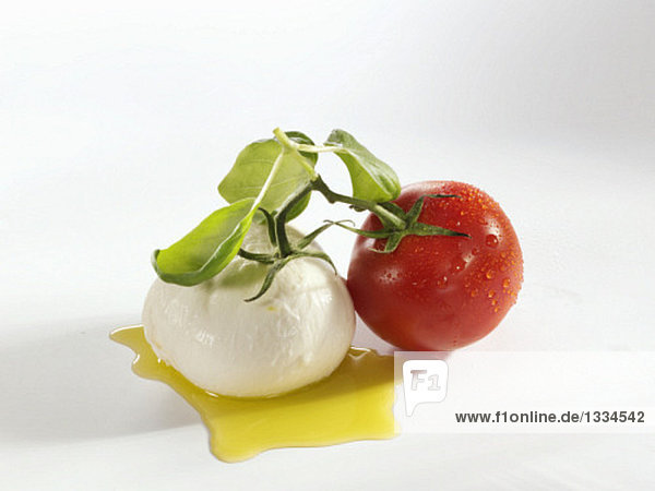 Tomate  Mozzarella und Basilikum mit Olivenöl