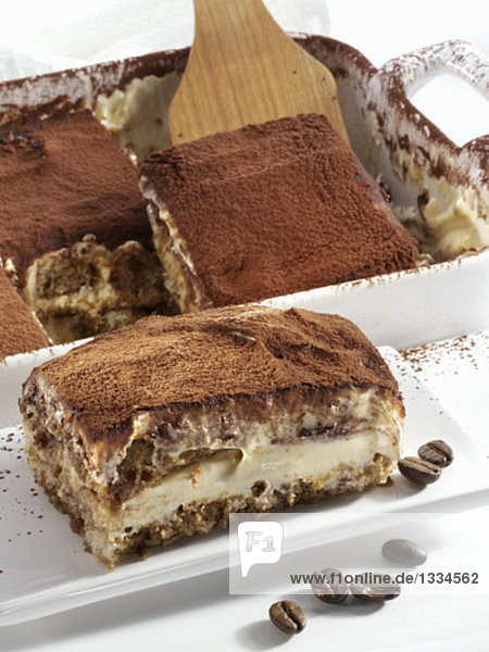 Tiramisu in der Form und auf dem Teller