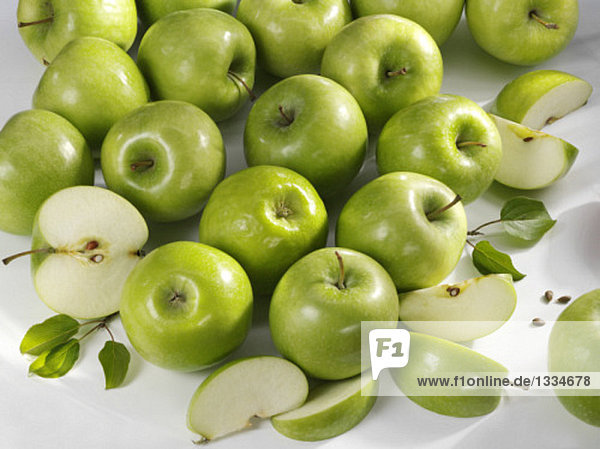 Ganze & aufgeschnittene Äpfel der Sorte 'Granny Smith'