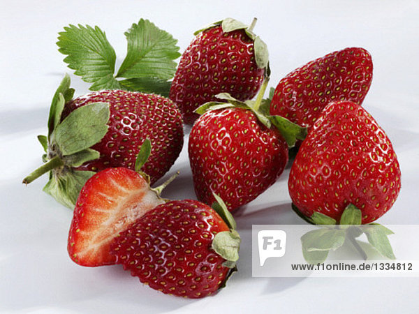 Frische Erdbeeren  eine halbiert