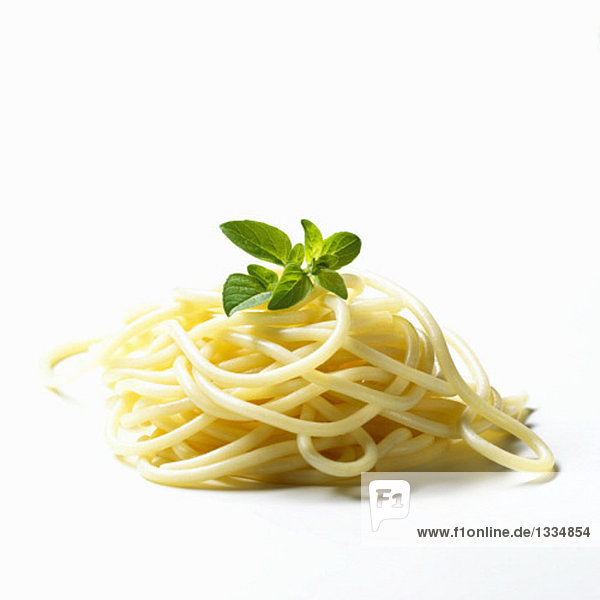 Ein Haufen gekochter Spaghetti mit Oregano