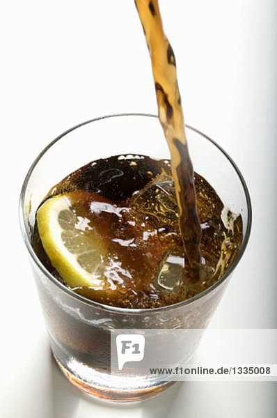 Cola in ein Glas giessen