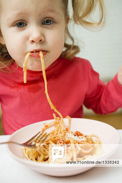 Kleine Mädchen isst Spaghetti