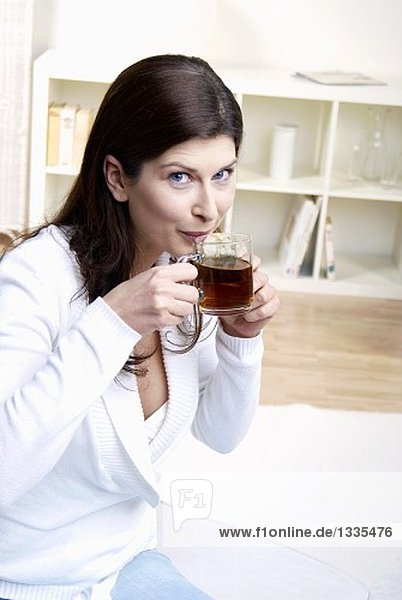 Frau trinkt eine Tasse Tee