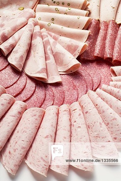 Verschiedene Wurstsorten aufgeschnitten
