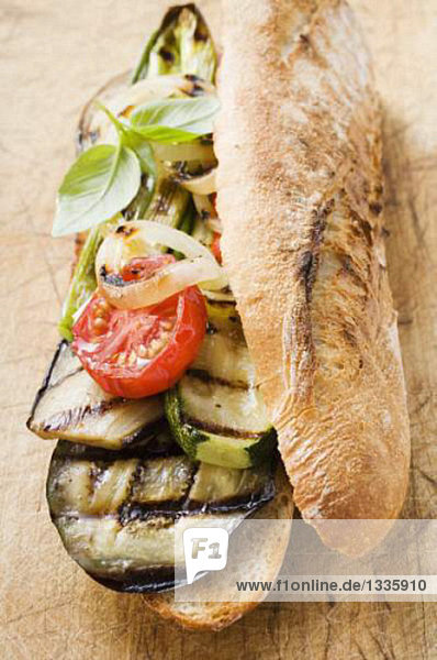 Baguette mit gegrilltem Gemüse und Basilikum