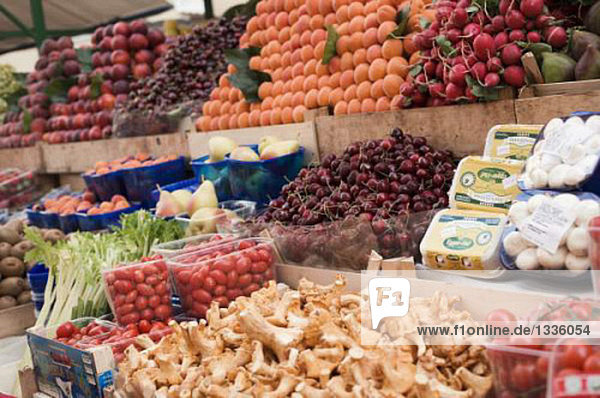Marktstand mit frischem Gemüse  Pilzen und Obst