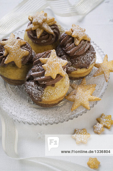 Vier Christmas Muffins mit Puderzucker