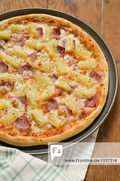 Pizza Hawaii mit Schinken und Ananas