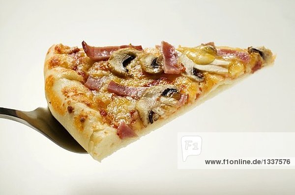 Stück Pizza mit Schinken und Champignons (amerikanische Art)