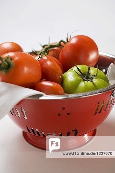 Verschiedene Tomaten im Sieb