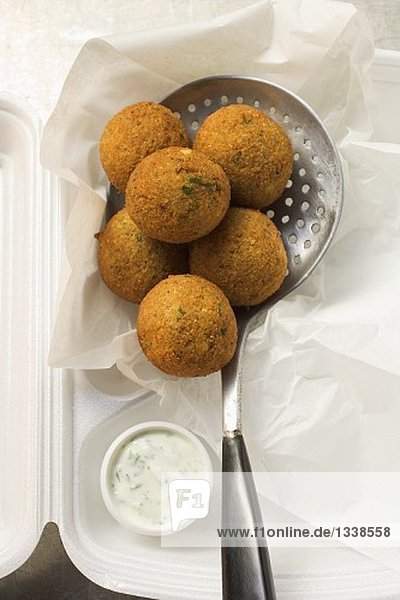 Falafel (Kichererbsenbällchen) mit Joghurtdip in Lunchbox