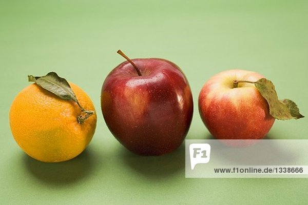 Zwei rote Äpfel  Sorte Stark und Elstar  und Orange