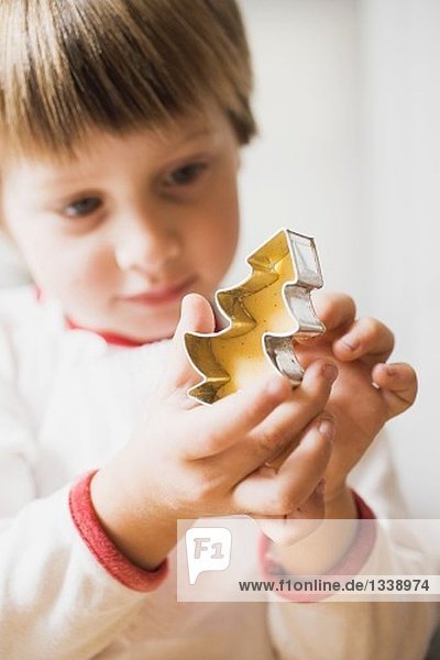 Kleiner Junge sticht Plätzchen aus