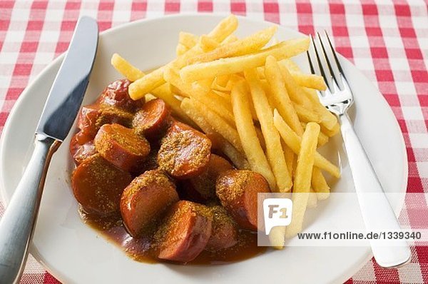 Currywurst mit Ketchup und Pommes frites