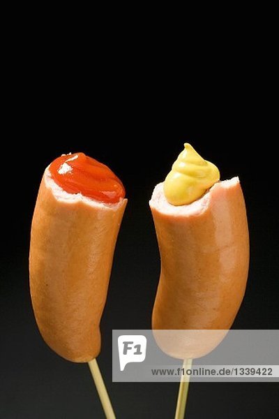 Zwei halbe Wiener Würstchen mit Senf und Ketchup