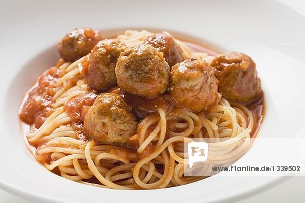 Spaghetti mit Hackbällchen und Tomatensauce