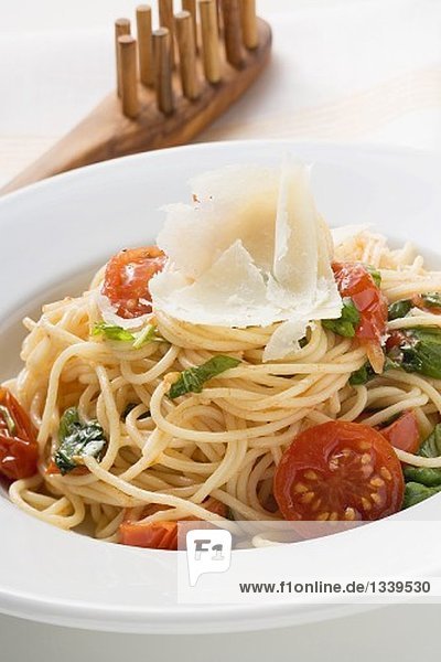 Spaghetti mit Kirschtomaten  Basilikum und Parmesan