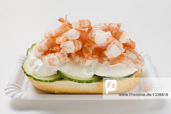 Belegtes Brötchen mit Garnelen, Gurken und Remoulade