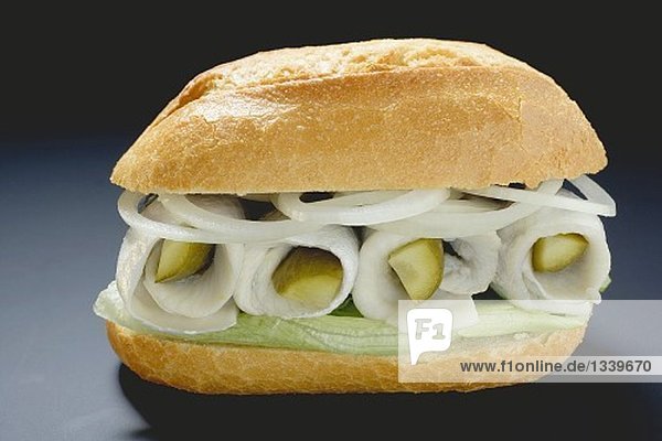 Heringsbrötchen mit Zwiebeln und Essiggurken