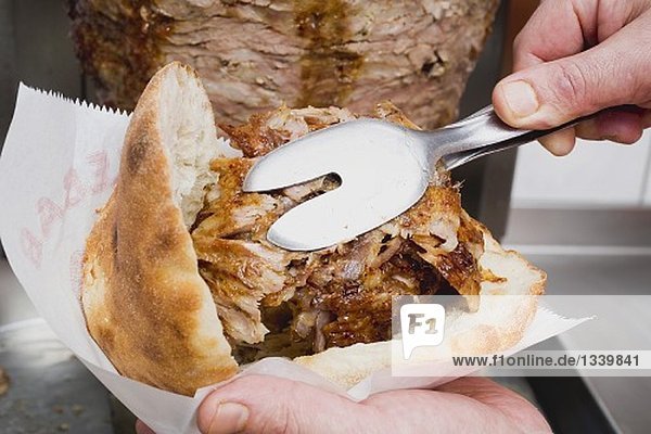 Döner Kebab zubereiten: Pitabrot mit Fleisch belegen 957787 ...