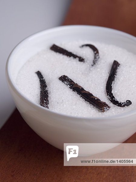 Nahaufnahme der Vanille-Sticks und Zucker in Schüssel