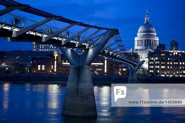 Brücke über den Fluss beleuchtet in der Nacht  Millennium Bridge  St. Pauls Kathedrale  London  England