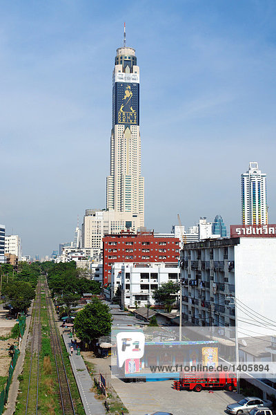 Erhöhte Ansicht der Bahngleise entlang Gebäude in der Stadt  Bayoke Turm  Bangkok  Thailand