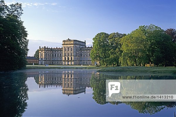 Reflexion der Palast in Wasser  Ludwigslust Park  Ludwigslust  Mecklenburg-Vorpommern Deutschland