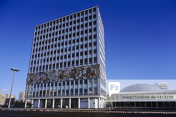 Berlin Hauptstadt Alexanderplatz Deutschland Haus des Lehrers Kongreßhalle Haus der Kulturen der Welt Schwangere Auster