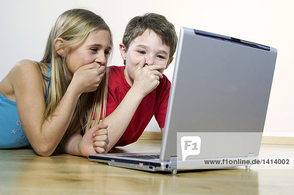 Jungen und Mädchen mit laptop