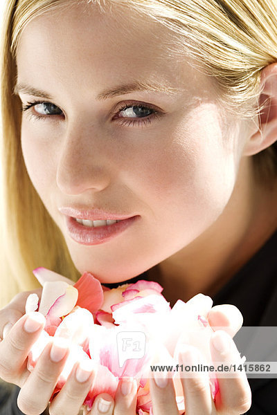 Junge Frau Gesicht essen eine Erdbeere  Nahaufnahme  drinnen  Studio
