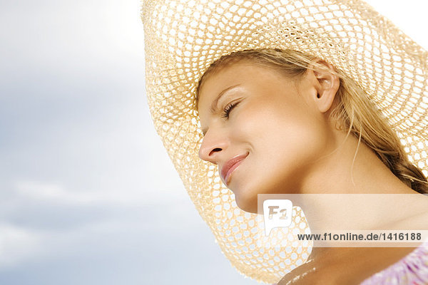 Bildnis einer jungen Frau mit geschlossenen Augen  Hut