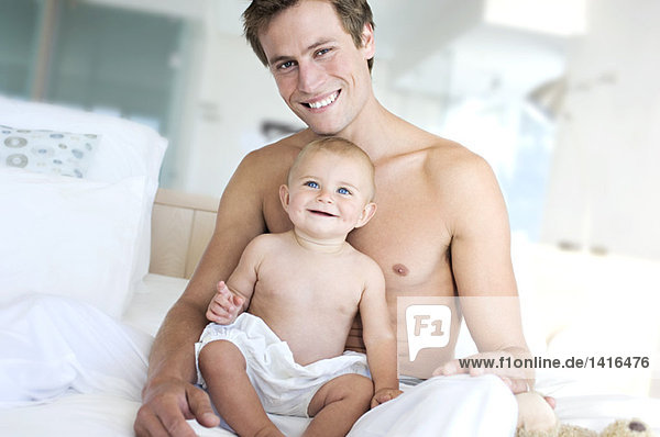 Vater und Baby lächeln  drinnen