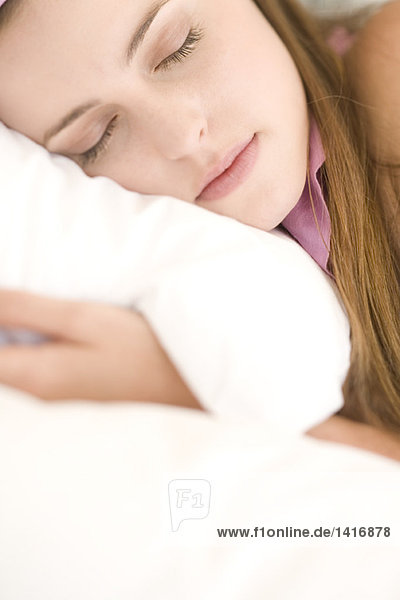 Porträt einer jungen Frau liegend  schlafend  drinnen